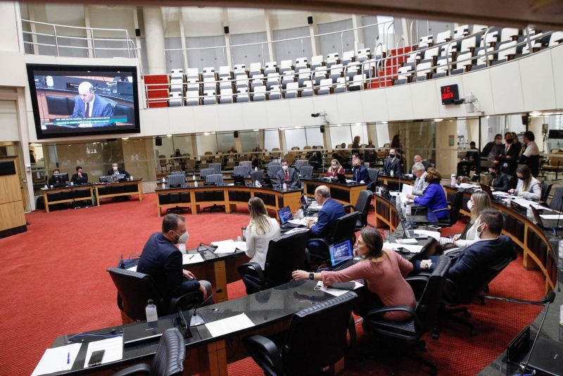 A reunião da CCJ aconteceu no plenário da Assembleia Legislativa e por meio de videoconferência – Foto: Daniel Conzi/Agencia AL