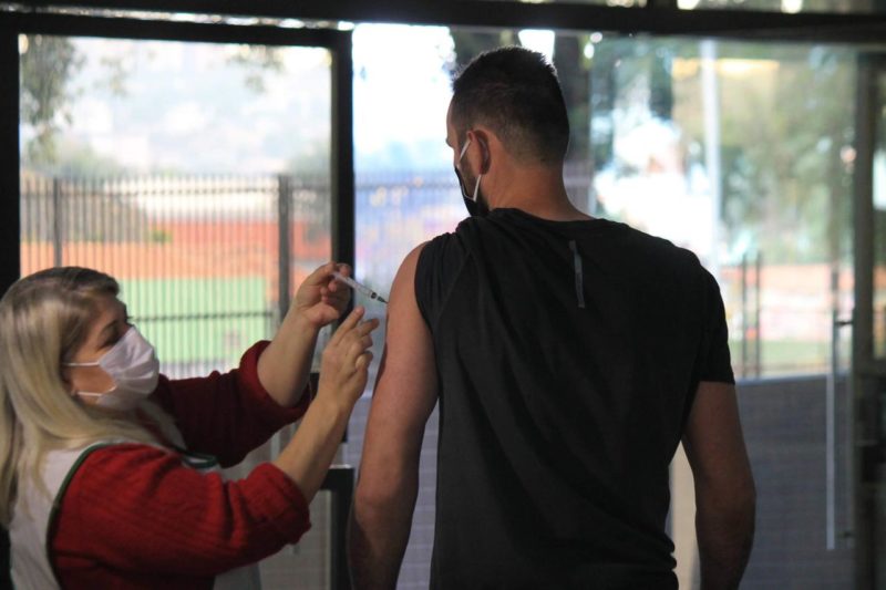 Roberto foi imunizada no Sal&atilde;o Paroquial da Igreja Santa B&aacute;rbara em Crici&uacute;ma – Foto: Celso da Luz/Crici&uacute;maEC/ND