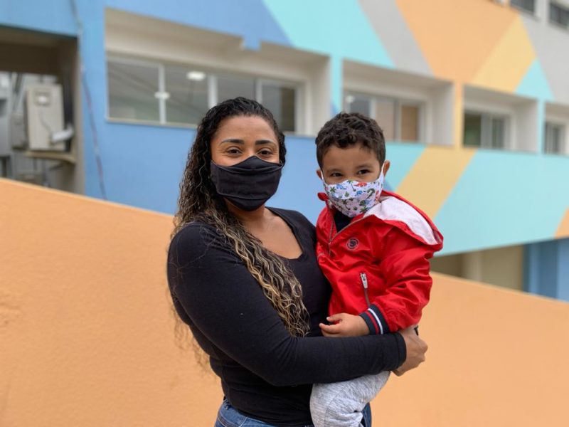 Rosângela e o filho Micael, de 3 anos: melhora na alimentação e saudades da professora – Foto: PMF/Divulgação/ND