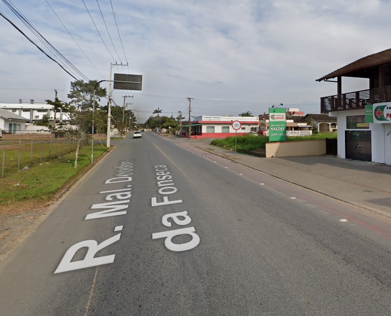 A v&iacute;tima de 29 anos mora na rua Marechal Deodoro da Fonseca, no Centro de Timb&oacute; – Foto: Reprodu&ccedil;&atilde;o/Google Maps/ND
