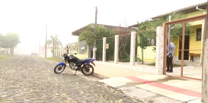 Moradores da rua Andr&eacute; Fioravante Minatto voltam a rotina ap&oacute;s uma fam&iacute;lia ter sido mantida ref&eacute;m nesta ter&ccedil;a-feira (5) – Foto: Reprodu&ccedil;&atilde;o/NDTV