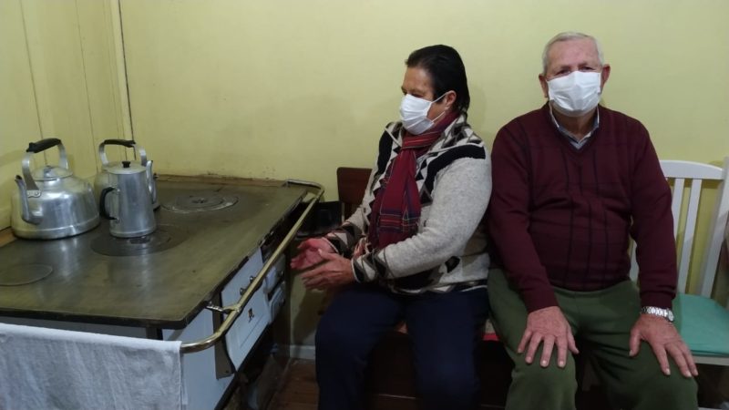 casal de aposentados se aquece no fogao a lenha