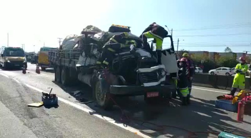 Por conta do incêndio em um ônibus no Km 38, da BR-101, em Joinville, sentido Sul da rodovia, outro grave acidente ocorreu entre dois caminhões. Um jovem de 16 anos ficou preso às ferragens – Foto: Ricardo Moreira