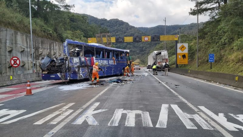 Ônibus ficou totalmente destruído