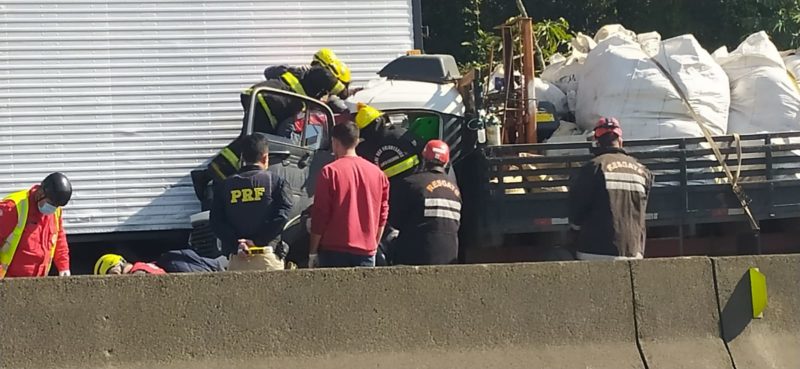 acidente entre dois caminhões