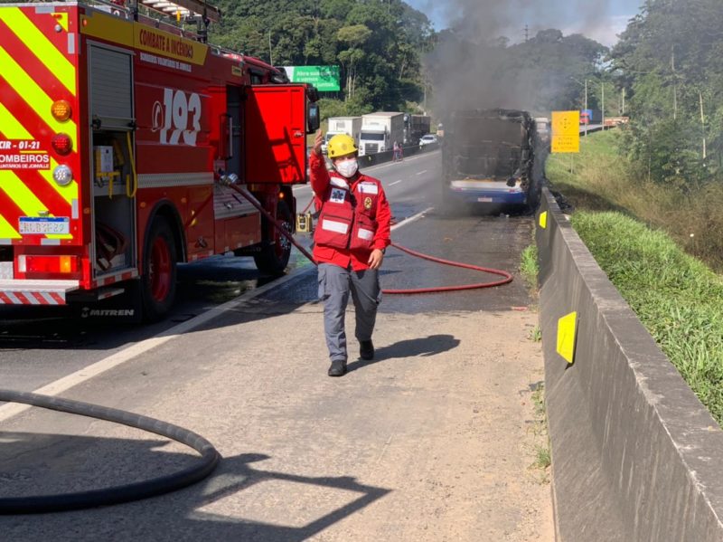 Rodovia ficou interditada no sentido Sul, em Joinville. -Foto: Ricardo Moreira/NDTV Joinville