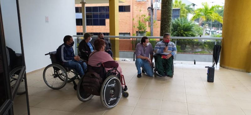 manifestantes na camara de vereadores de Joinville