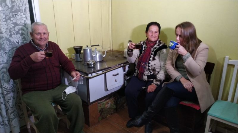 O casal de aposentados com a neta Priscila – Foto: Maikon Costa/NDTV Record Joinville