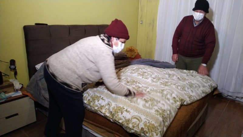 casal prepara a cama