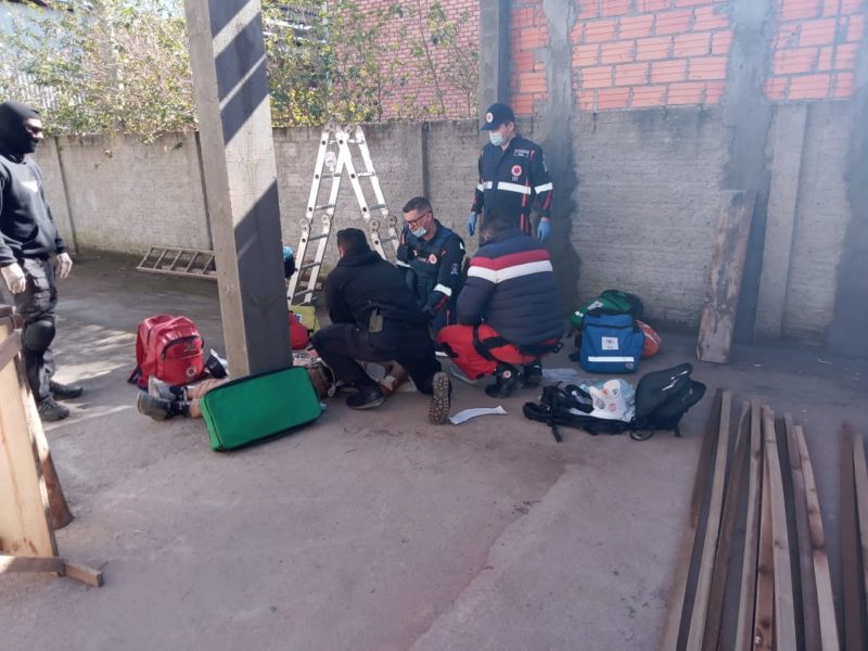 Profissionais do Samu e do helic&oacute;ptero Sare-Sarasul da Pol&iacute;cia Civil tentaram reanimar o homem por 20 minutos, mas sem sucesso – Foto: Divulga&ccedil;&atilde;o/SAER/ND