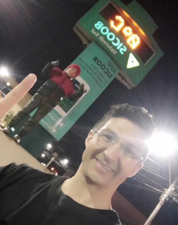 Comandante dos bombeiros volunt&aacute;rios de Irani mergulha em lago na &uacute;ltima ter&ccedil;a-feira (29) quando term&ocirc;metros marcavam zero grau – Foto: Sandro Alves/Divulga&ccedil;&atilde;o/ND