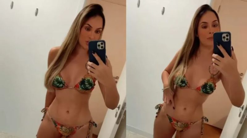 Sarah posa de biquíni em frente do espelho