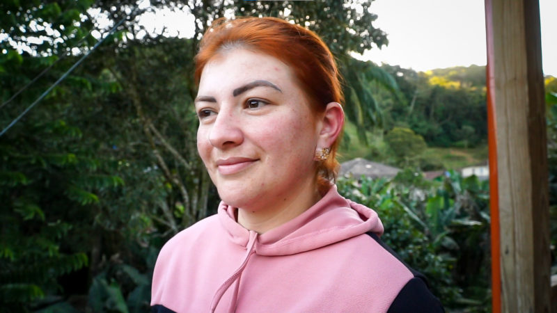 Karine, que era caixa de supermercado e perdeu seu emprego durante a pandemia, foi uma entre as três pessoas escolhidas para o ato simbólico de recebimento dos cartões – Foto: Ricardo Wolffenbüttel/SECOM/Reprodução/ND