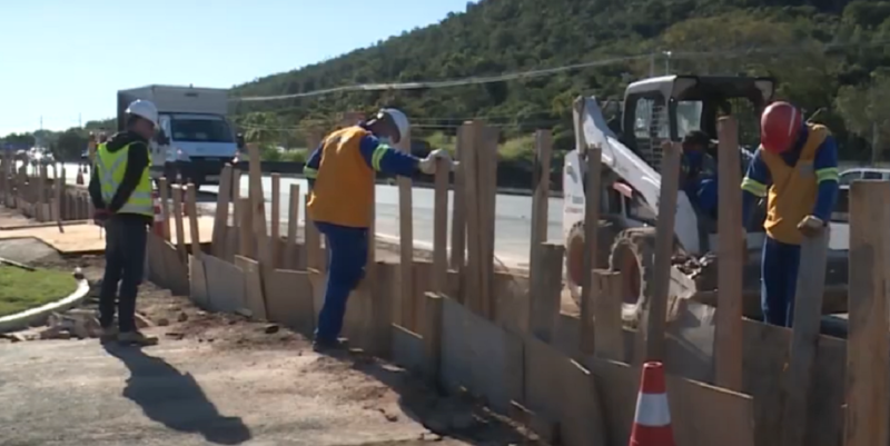 Obras na SC-401 v&atilde;o interligar sistema de energia do Norte da Ilha, na Capital, at&eacute; Bigua&ccedil;u – Foto: Reprodu&ccedil;&atilde;o/NDTV RecordTV
