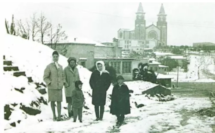 Registro da fam&iacute;lia Marafon na nevada de 1965. &mdash; Foto: Victorino Zolet/Arquivo pessoal/ND