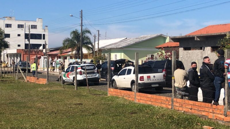 Policiais isolaram a &aacute;rea durante as negocia&ccedil;&otilde;es com o homem em Balne&aacute;rio Gaivota – Foto: Juno C&eacute;sar/NDTV
