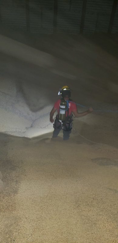 Bombeiros precisaram entrar em silo de soja para resgatar trabalhador – Foto: Corpo de Bombeiros Militar de Ilhota/Divulga&ccedil;&atilde;o