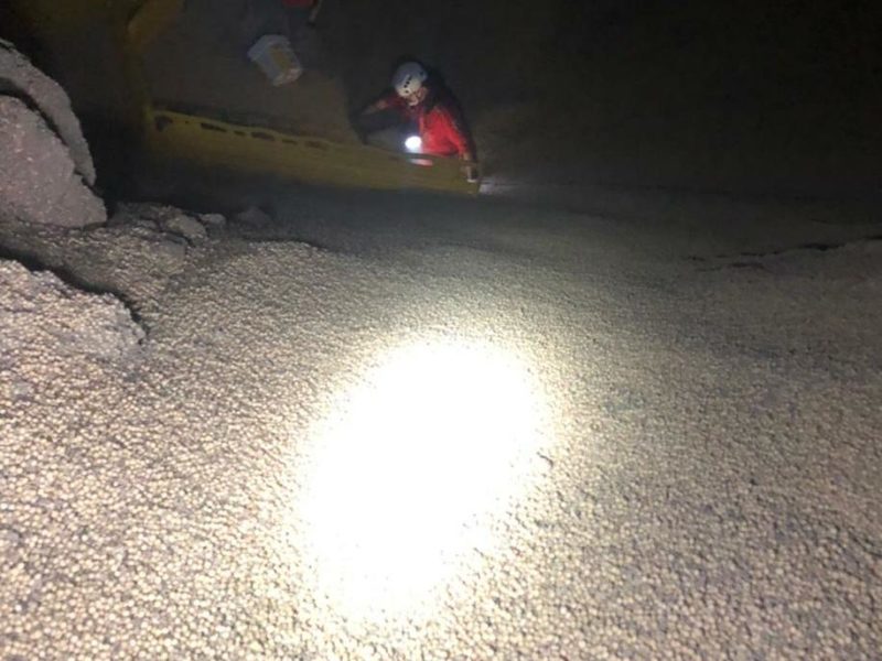 Trabalhador j&aacute; estava morto quando os bombeiros o resgataram – Foto: Corpo de Bombeiros de Ilhota/Divulga&ccedil;&atilde;o