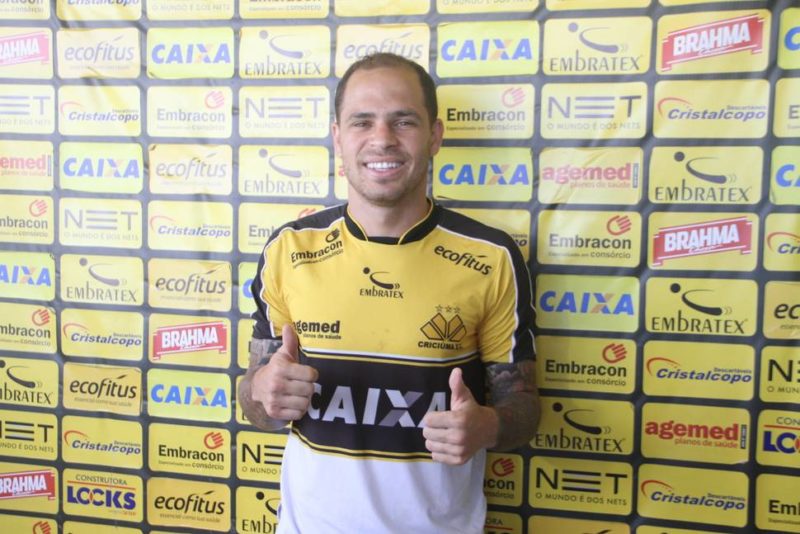 Silvinho sorri em apresentação pelo criciúma em uma de suas passagens