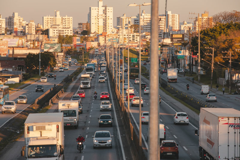 A <span style="font-weight: 400;">frota de veículos no entorno da BR-101 ultrapassa 2,6 milhões de veículos</span> – Foto: José Somensi Fotografia/ND