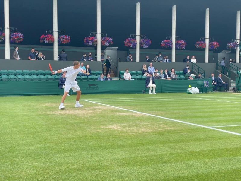 Pedro Boscardin em campo em Wimbledon na primeira rodada. – Foto: Divulga&ccedil;&atilde;o/ND