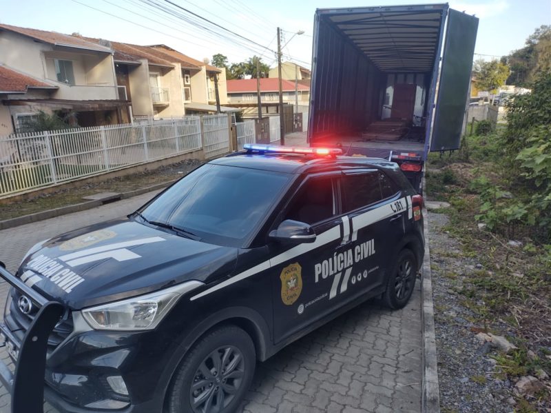 O caminh&atilde;o, flagrado nesta sexta-feira (2) &agrave; tarde, estava na Rua Otto Albano Ganzenmuller, bairro Vila Nova. – Foto: Juliano Masselai/ND