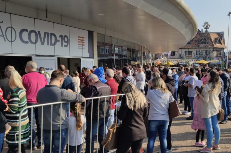 Muitas pessoas chegaram antes do hor&aacute;rio agendado, o que gerou aglomera&ccedil;&atilde;o e atraso na vacina&ccedil;&atilde;o. – Foto: St&ecirc;v&atilde;o Limana/NDTV Blumenau
