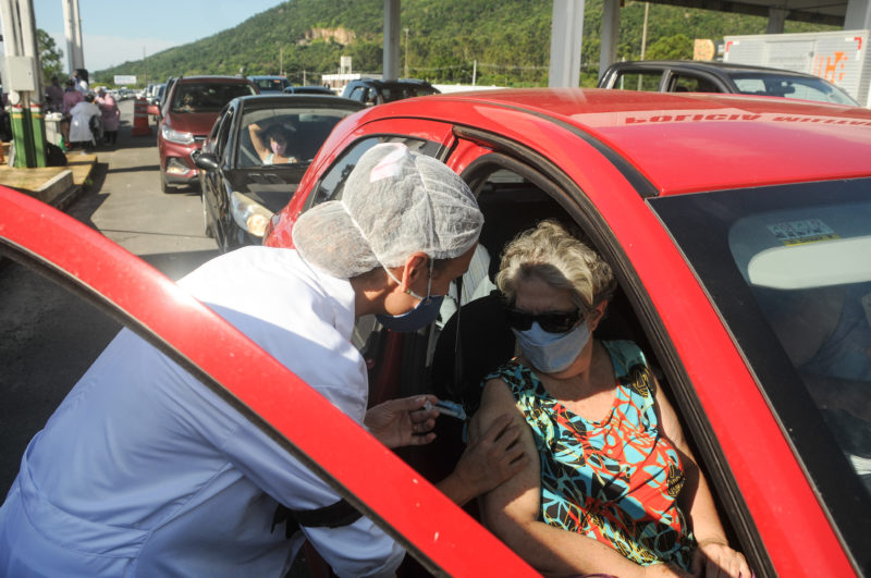 Idosa recebe imunizante contra a Covid-19 em drive-thru de vacina&ccedil;&atilde;o na Capital de SC – Foto: Leo Munhoz/ND