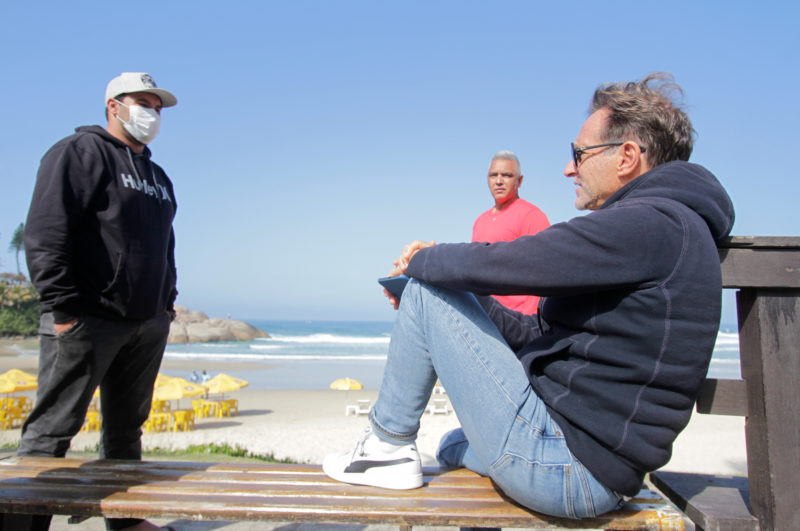 Érico (de boné), Sérgio (blusa vermelha) e Eduardo falam sobre os problemas na praia – Foto: Leo Munhoz/ND