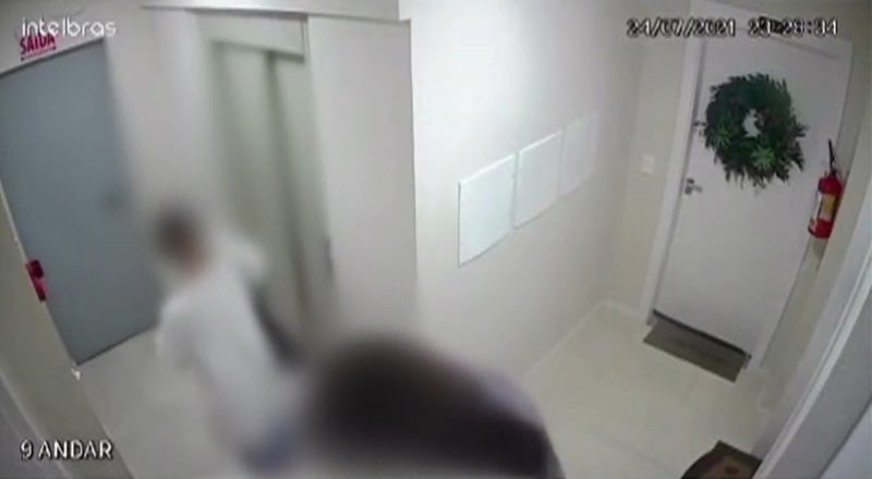 Homem é flagrado urinando em tapete com frase pró-Bolsonaro em Brusque – Foto: Reprodução/Redes Sociais