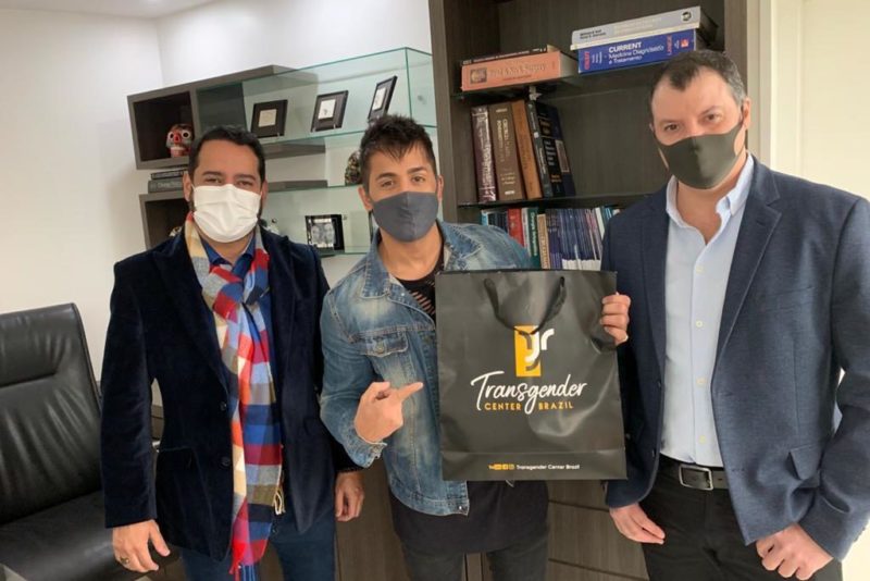 Cantor Tiago durante passagem por Blumenau para realiza&ccedil;&atilde;o da faloplastia – Foto: Divulga&ccedil;&atilde;o/Transgender Center Brazil