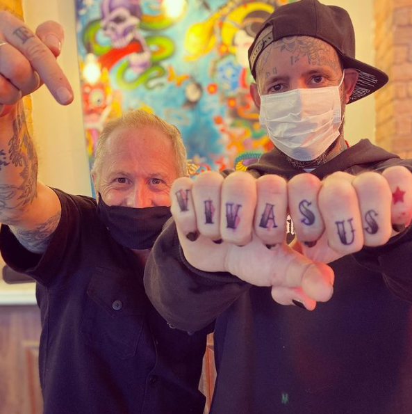 Tico Santa Cruz fez tatuagem Viva Sus no dia em que tomou vacina contra a Covid-19