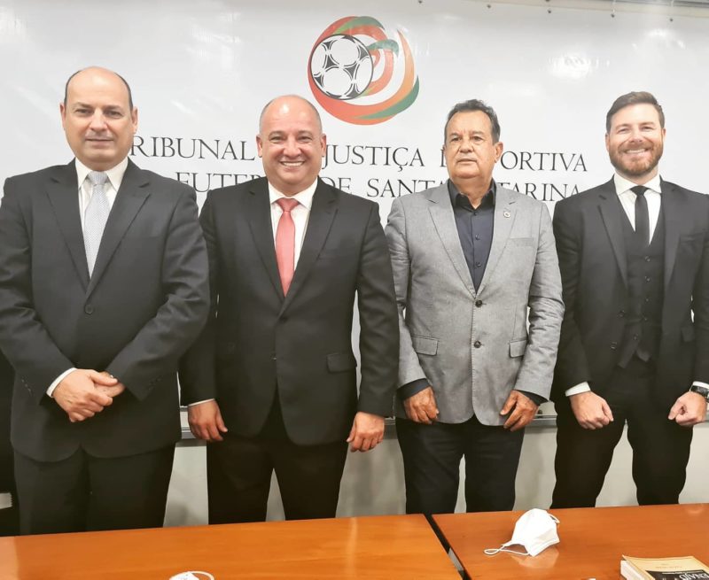 Da esquerda &agrave; direita: M&aacute;rcio Cesar Bertoncini (procurador geral da justi&ccedil;a desportiva), Marcelo Silveira (vice-presidente TJD-SC), Rubens Angelotti (Presidente da FCF) e Rodrigo Bayer (Presidente do TJD-SC). – Foto: divulga&ccedil;&atilde;o/TJD/FCF/ND