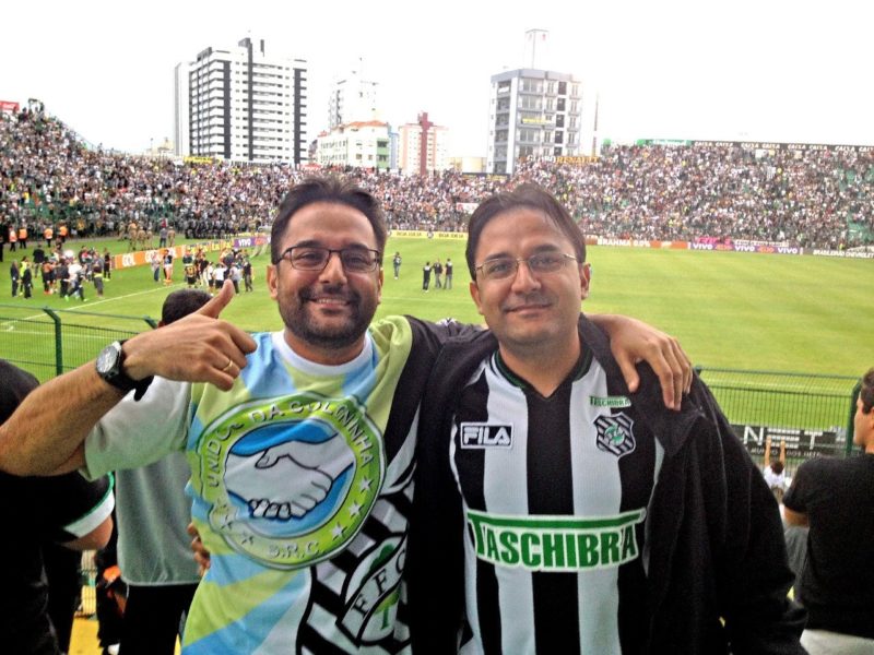 Cezar Mattos&nbsp; (com a camisa do Figueirense) ao lado do seu irm&atilde;o, Celso Mattos Sobrinho, em uma partida no est&aacute;dio Orlando Scarpelli, desabafou sobre as promessas n&atilde;o cumpridas pelo seu time do cora&ccedil;&atilde;o. – Foto: Cezar Mattos/arquivo pessoal