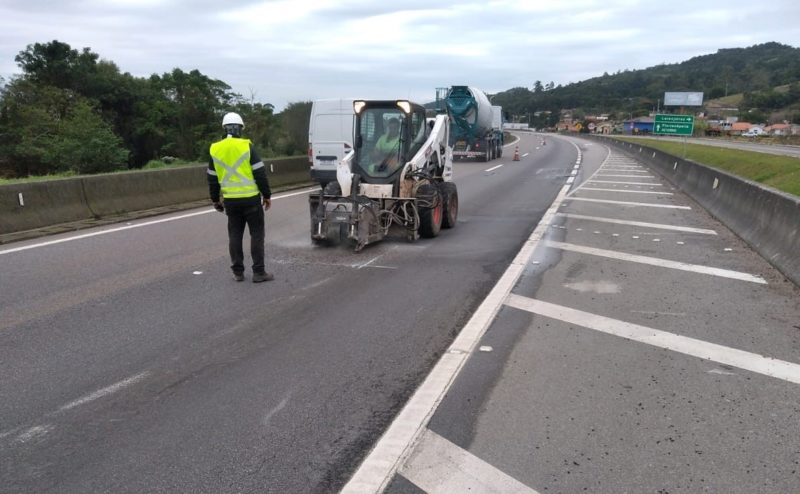 Obras poder&atilde;o provocar o bloqueio de faixas nesta semana no trecho sul da BR-101 em Santa Catarina – Foto: Divulga&ccedil;&atilde;o/CCRViaCosteira/ND