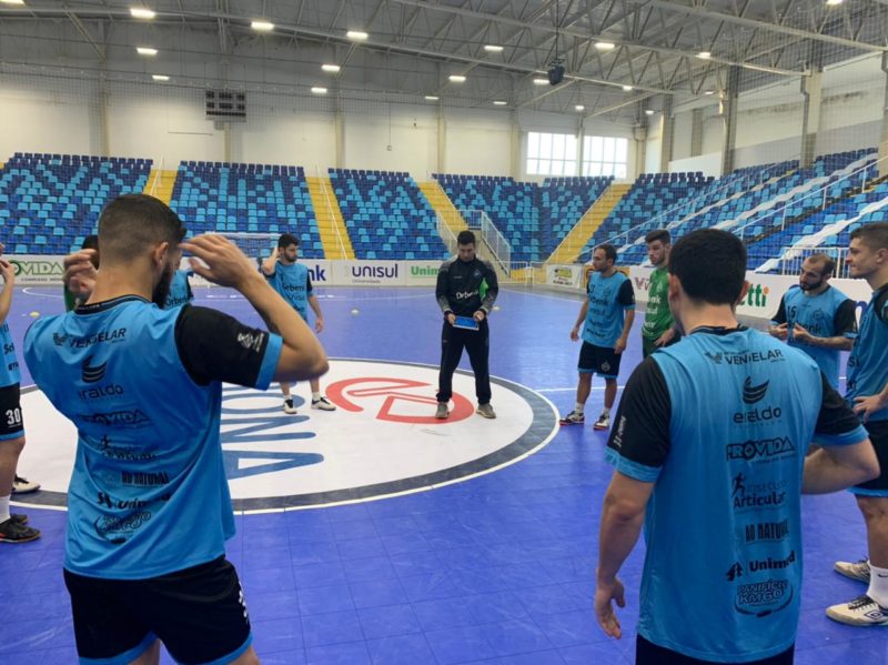 Equipe encara o Praia Clube (SP) em busca de reencontrar a vitória nesta terça-feira (13) em casa – Foto: Divulgação/Tubarão Futsal/ND