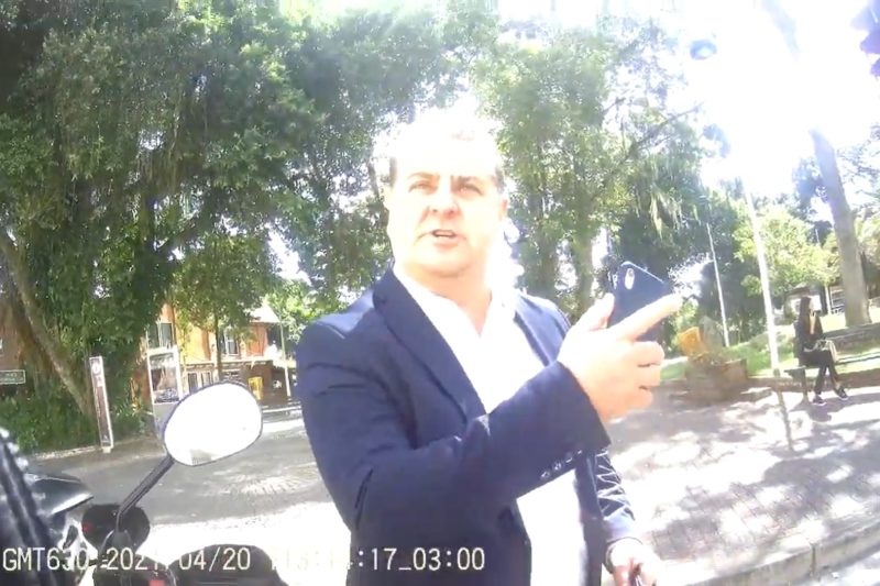 Vereador de Blumenau &eacute; flagrado coagindo agente ap&oacute;s esposa receber multa – Foto: Reprodu&ccedil;&atilde;o/Informe Blumenau