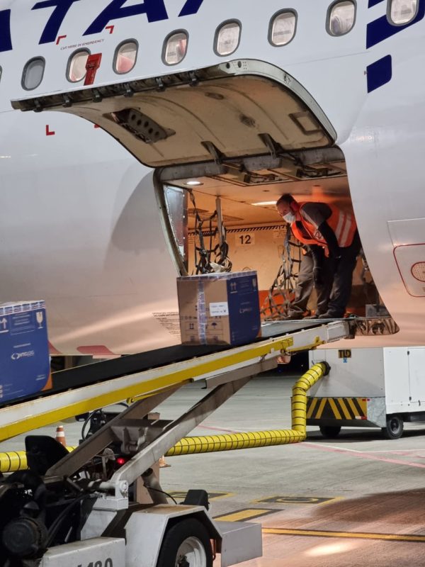 Parte das doses segue via terrestre e a regi&atilde;o Oeste recebe o lote por meio da aeronave dos Bombeiros – Foto: Rog&eacute;rio Ribeiro/ND