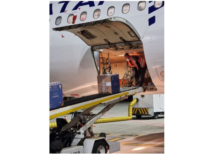Caixa com vacinas saindo de avião