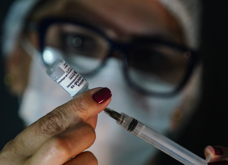 Enfermeira manipula dose de vacina 