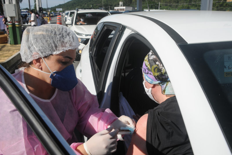 A vacina&ccedil;&atilde;o em massa &eacute; uma das formas adotadas pelos governos estaduais a fim de combater o v&iacute;rus da Covid-19 e suas novas variantes – Foto: Leo Munhoz/ND