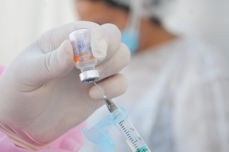 Ao menos 49 munic&iacute;pios de SC teriam aplicado doses vencidas da Astrazeneca, conforme dados que constam nos registros oficiais do Minist&eacute;rio da Sa&uacute;de – Foto: Leo Munhoz/ND