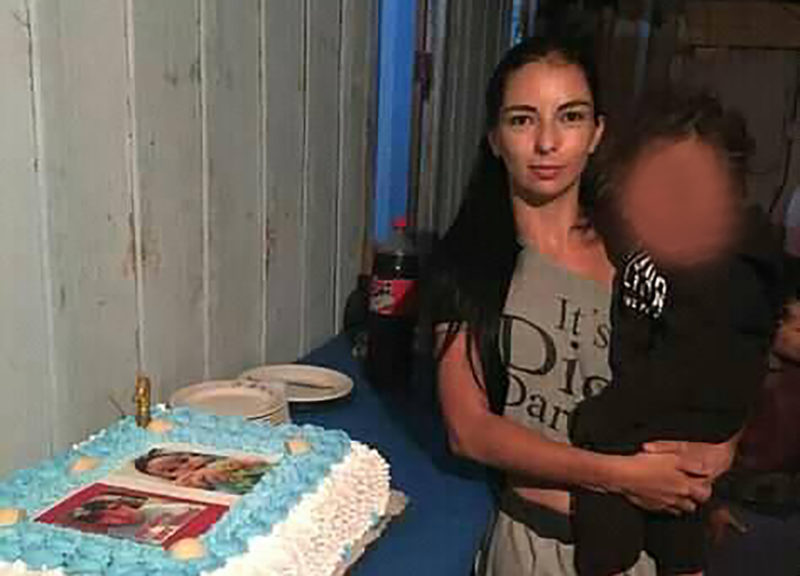 Ainda em Joinville, a polícia descobriu um crime chocante depois que um bebê de 1 ano foi encontrado sozinho na rua. Ele é filho de Vanessa de Lima, que foi encontrada morta no dia seguinte embaixo de uma cama no apartamento em que vivia. Segundo a Polícia Civil, o suspeito é um homem que morava há cerca de 15 dias com a vítima e que cometeu o crime pela recusa dela em ter relações sexuais com ele, abandonando o filho de Vanessa na rua após o homicídio – Foto: Internet