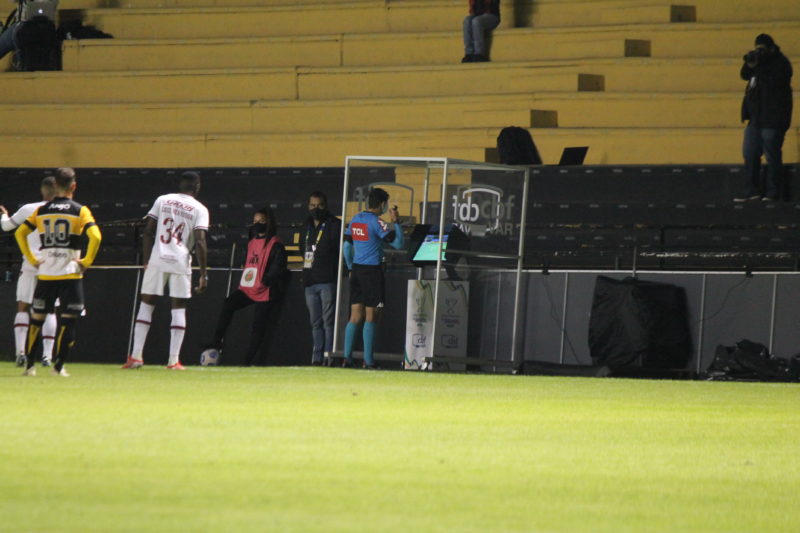 Em Criciúma, árbitro errou prejudicando o time catarinense. Mesmo com o VAR – Foto: Celso da Luz/CriciúmaEC/ND