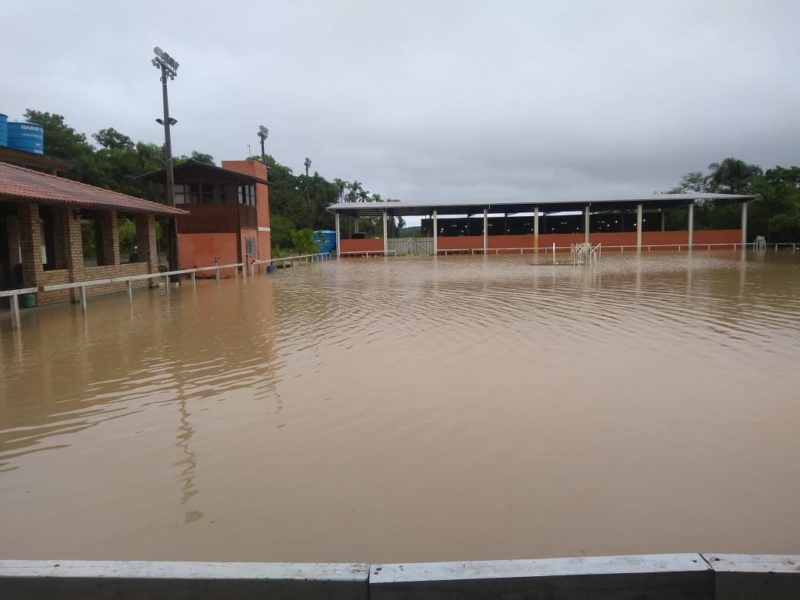 Ponte interrompe o fluxo da &aacute;gua e causa alagamentos na regi&atilde;o – Foto: Reprodu&ccedil;&atilde;o/NDTV RecordTV