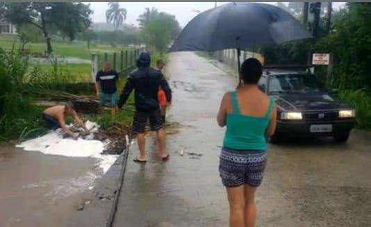 Moradores alertam que ponte da Vargem Pequena, em Florian&oacute;polis, corre risco de cair – Foto: Reprodu&ccedil;&atilde;o/NDTV RecordTV