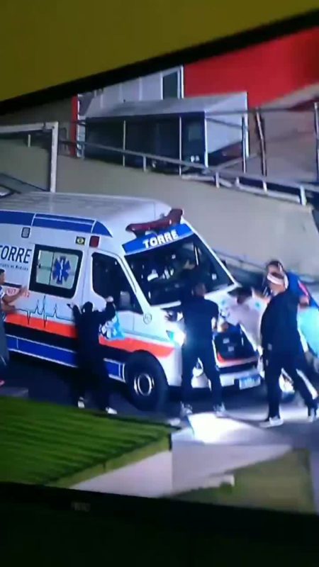 Ambul&acirc;ncia que conduziu massagista do S&atilde;o Paulo precisou ser empurrada – Foto: Reprodu&ccedil;&atilde;o/Twitter