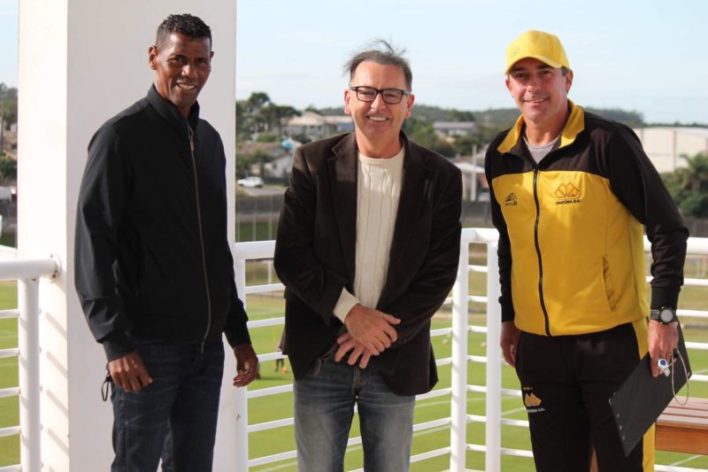 Tetracampe&atilde;o mundial Aldair foi recebido pelo presidente do Crici&uacute;ma Anselmo Freitas e pelo t&eacute;cnico Paulo Baier no CT – Foto: Celso da Luz/Crici&uacute;maEC/ND