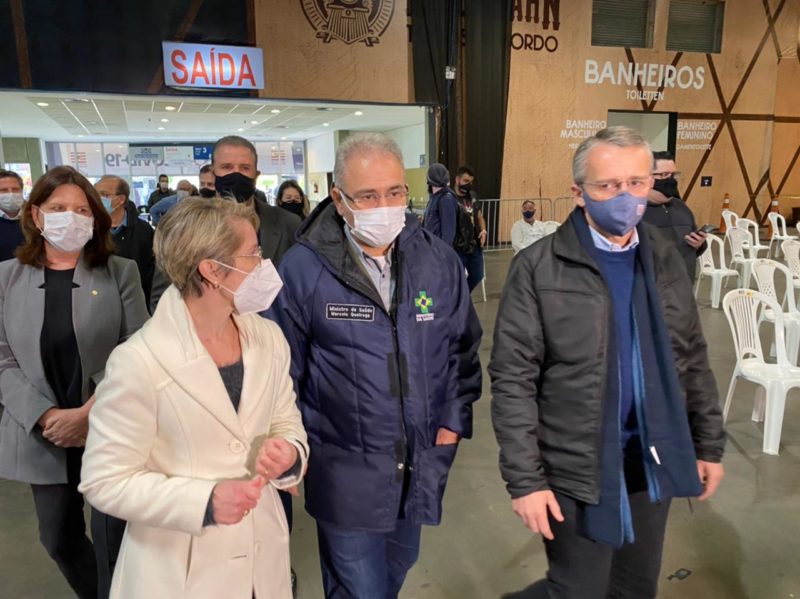 Ministro da Sa&uacute;de Marcelo Queiroga visita Central de Vacina&ccedil;&atilde;o a Covid-19 em Blumenau acompanhado pelo prefeito M&aacute;rio Hildebrandt e pela vice-prefeita Maria Regina Soar – Foto: Mois&eacute;s Stuker/NDTV