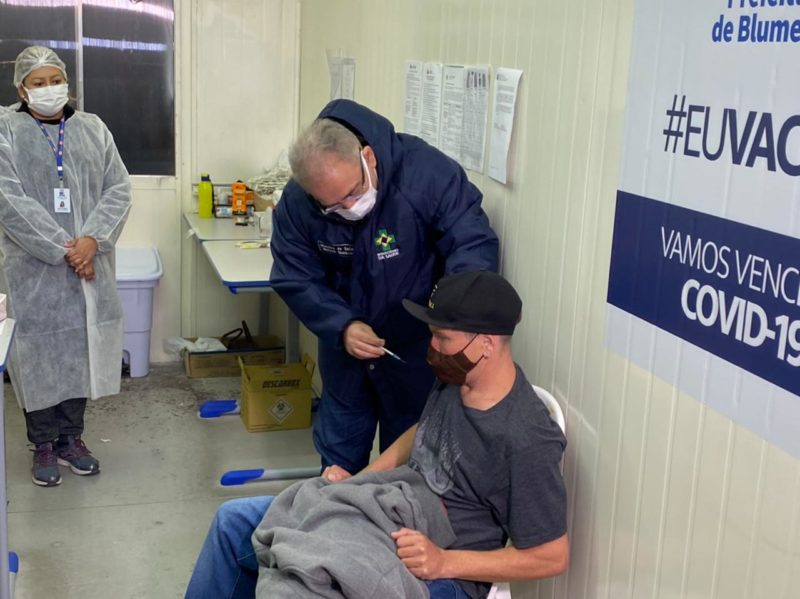 Durante a visita &agrave; Central de Vacina&ccedil;&atilde;o o ministro Marcelo Queiroga, que &eacute; m&eacute;dico, aplicou uma vacina – Foto: Mois&eacute;s Stuker/NDTV